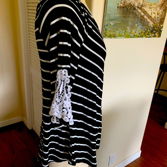 Pretty plus size black and white blouse, with lace sleeves. - Picture 4 of 5
